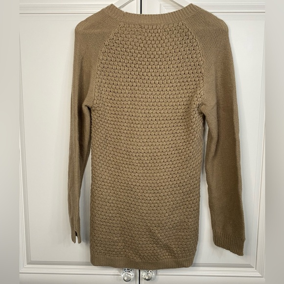 EUC Women’s Ambiance Large Hi-Lo Scoop Neck Cable Knit Sweater in Light Brown - Picture 7 of 10